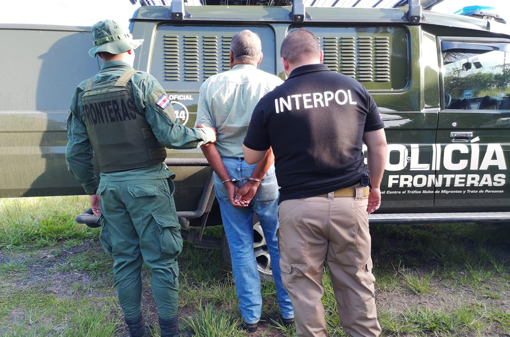 أفراد شرطة في كوستاريكا يعتقلون أحد المهربين.
